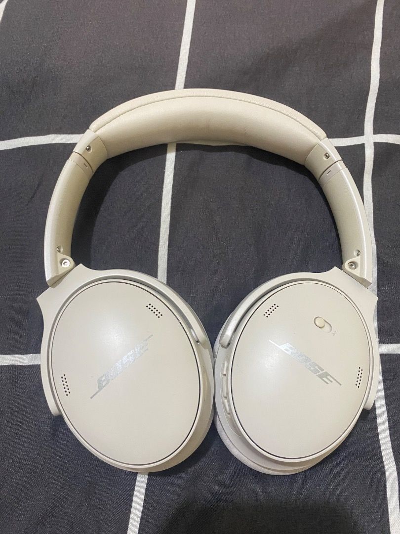 Bose QuietComfort 45 Headphone (Category: Headphones & Headsets) located in Cebu City. Submitted by algwaps14 (Listing ID 1459486958, Image 1). Description: - Bose QC45 Headphone - Includes original hard case and other accesories - 100% Original - Very good condition - Price still negotiable dor sure buyers.