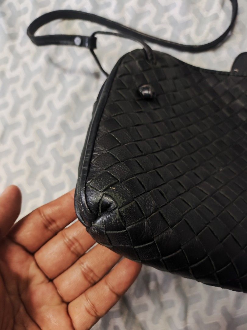 bottega sling (Category: Luxury Bags & Wallets) located in Bacoor. Submitted by silverdeer-ba35 (Listing ID 1459440571, Image 3). Description: forsale bottega®️ sling bags ykk zip Rank. AB sariwa pa sign of usage lang sa hndi maselan 3500 lang yours na baccor cavite location DM📩 sure buyer..tnxxx.