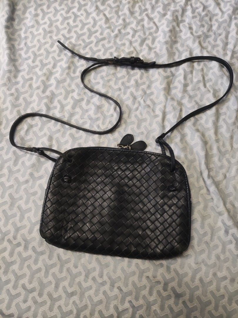 bottega sling (Category: Luxury Bags & Wallets) located in Bacoor. Submitted by silverdeer-ba35 (Listing ID 1459440571, Image 1). Description: forsale bottega®️ sling bags ykk zip Rank. AB sariwa pa sign of usage lang sa hndi maselan 3500 lang yours na baccor cavite location DM📩 sure buyer..tnxxx.