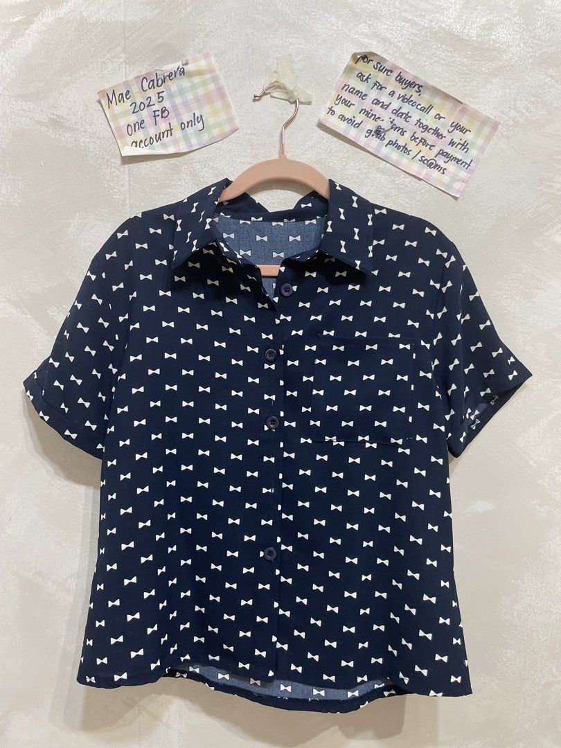 BOW DESIGN SHORTSLEEVES POLO (Category: Blouses) located in Paranaque City. Submitted by maemae30 (Listing ID 1459360499, Image 1). Description: No br@nd Bow design Shortsleeves polo Used Sz medium Price: 100 Note: no when worn photo Selling low for faster disposal Location: paranaque Ship: via lalamove, jnt (for items up to large pouch) or pick up.