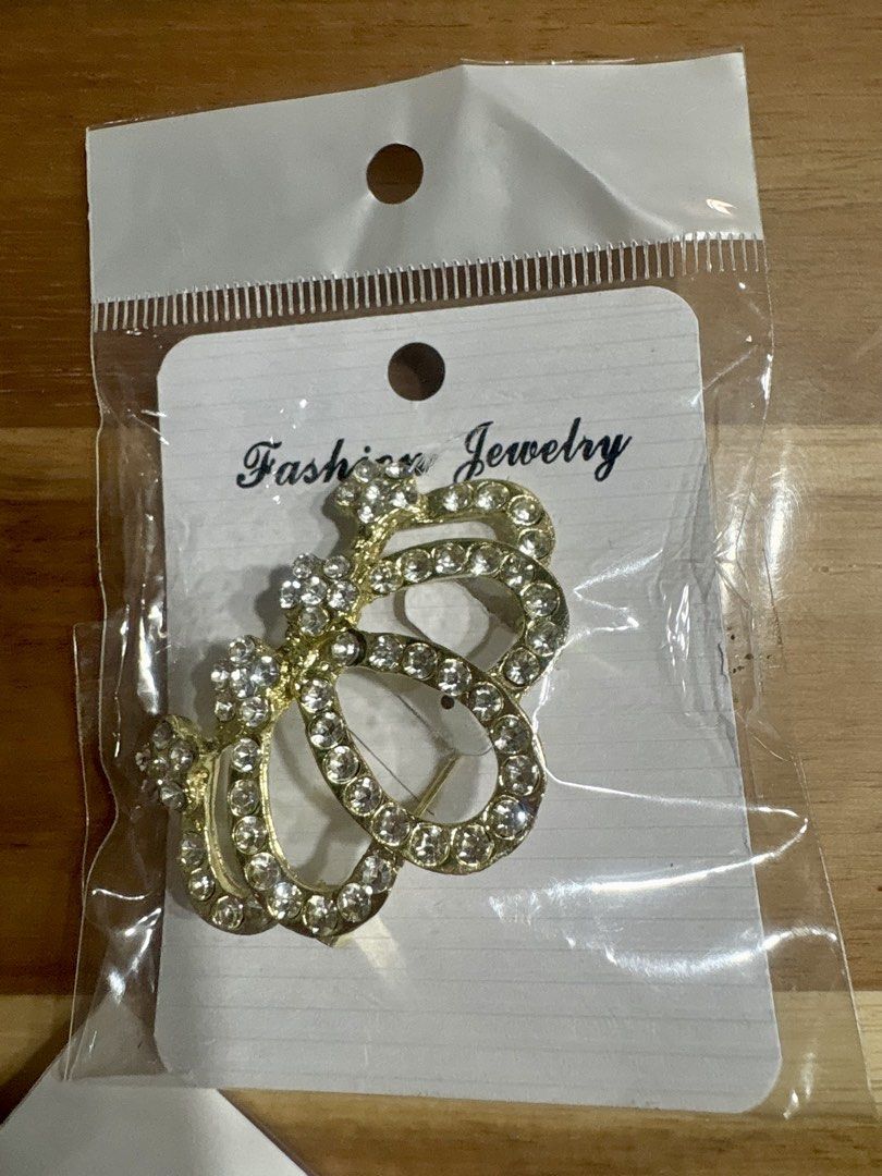 Brooches plus hair accessories (Category: Brooches) located in Manila. Submitted by cutesybysdc (Listing ID 1459327906, Image 3). Description: 3 brand New brooches and used only once large brooch for gowns and 2 piece rhinestone floral hair vine / bridal hair vine ( 1 silver, 1 gold).