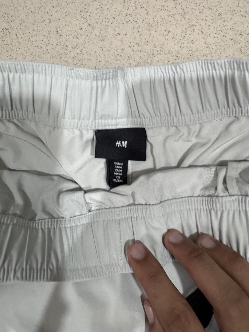 HM Cargo shorts (Category: Shorts) located in Cagayan de Oro. Submitted by thriftcgyph (Listing ID 1459407368, Image 2). Description: HM ₱300 NO ISSUE COLOE RATE: 10/10 NO SIZE ON TAG L: 20 W: 32.