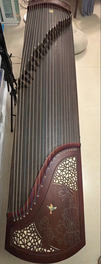 Chinese Guzheng Instrument with Stand 古箏包架 （分類：樂器）位於 Hong Kong。 由 vimama 提交（商品編號 1459428816，圖片 1）。簡介： Selling a traditional Chinese Guzheng. It has 21 strings and comes with a wooden stand. The instrument has beautiful lotus and dragonfly carvings on the side. Great for learning or playing traditional Chinese music. 古箏包架， 演奏尺寸，適合初學者比賽用 。