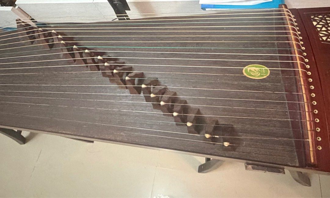 Chinese Guzheng Instrument with Stand 古箏包架 （分類：樂器）位於 Hong Kong。 由 vimama 提交（商品編號 1459428816，圖片 3）。簡介： Selling a traditional Chinese Guzheng. It has 21 strings and comes with a wooden stand. The instrument has beautiful lotus and dragonfly carvings on the side. Great for learning or playing traditional Chinese music. 古箏包架， 演奏尺寸，適合初學者比賽用 。