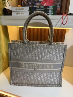(Category: ) located in . Submitted by THRIFTTHRILLBAGS (Listing ID 1459431833, Image 1). Description: .