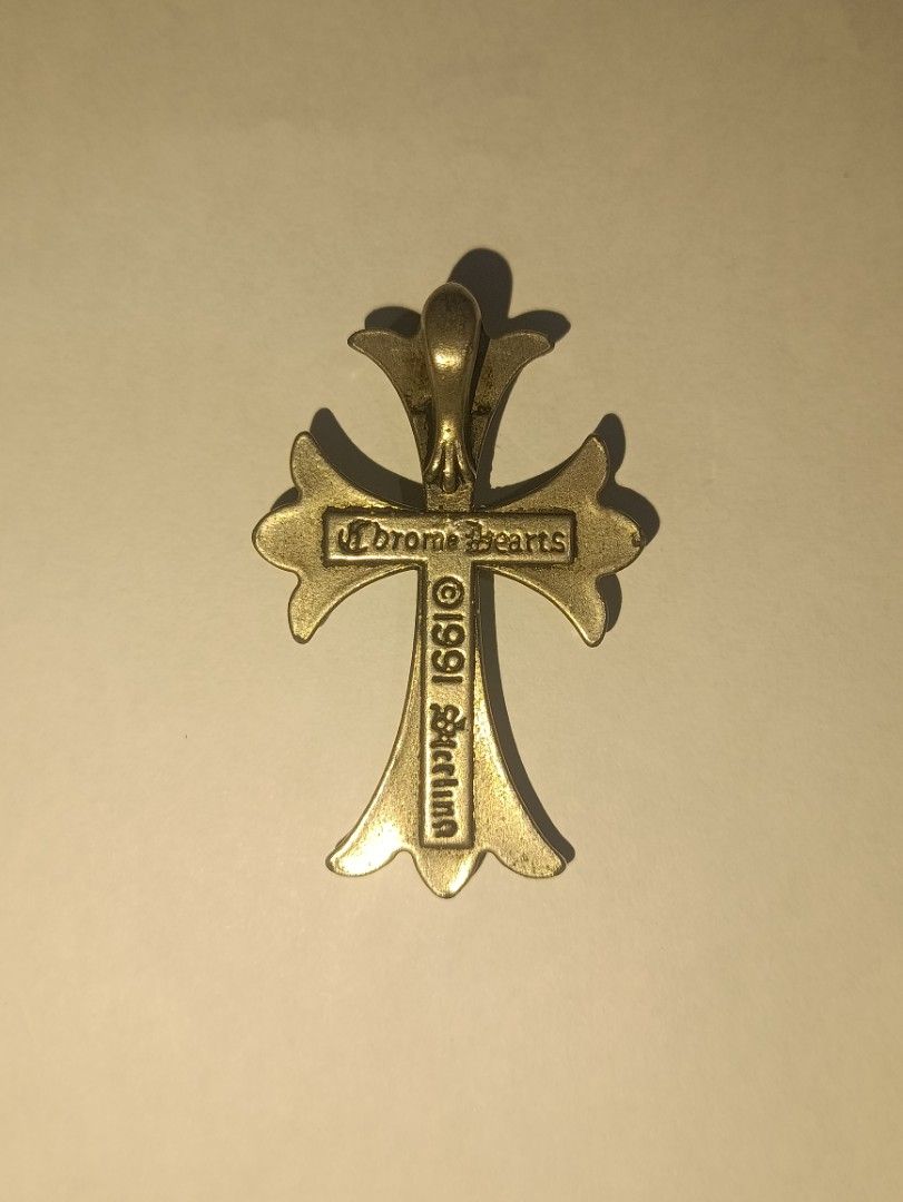 Chrome Hearts Cross Pendant (Category: Announcements) located in Manila. Submitted by giyanyan (Listing ID 1459296129, Image 2). Description: Off/Legit (Hindi pa po napa LC) Hearing Offers.