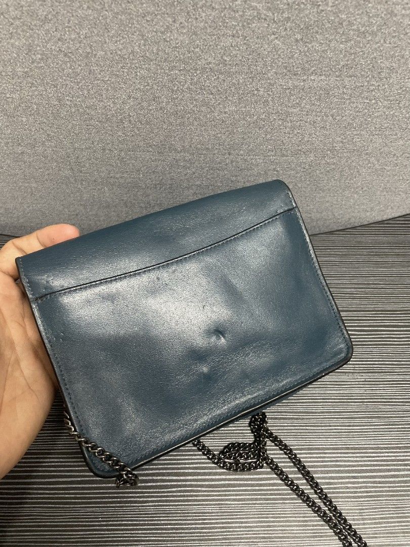 Coach Bowery Chain Sling Bag (Category: Cross-body Bags) located in Manila. Submitted by _retrovate (Listing ID 1459443911, Image 3). Description: 9/10 condition Sign of use No major flaws.