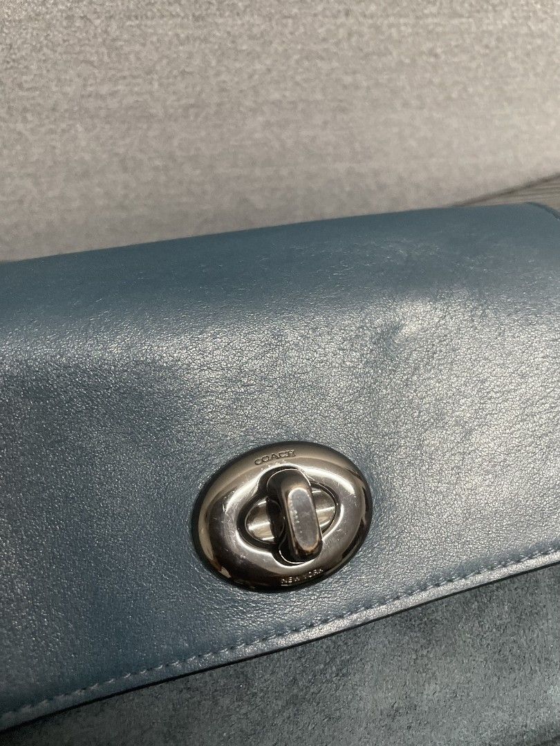 Coach Bowery Chain Sling Bag (Category: Cross-body Bags) located in Manila. Submitted by _retrovate (Listing ID 1459443911, Image 2). Description: 9/10 condition Sign of use No major flaws.