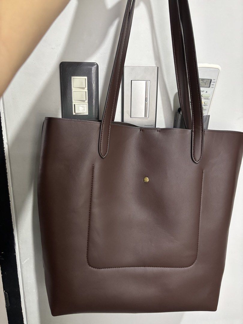 c.o.ach Brown Tote Bag (Category: Luxury Bags & Wallets) located in San Pedro. Submitted by ReLoveAtfirstSight (Listing ID 1459308595, Image 2). Description: - Classic coach brown tote- n ot OG - Spacious interior with a pocket - Comfortable straps for easy carrying - Includes hang tag - Ideal for everyday use or travel Last price already plus SF.