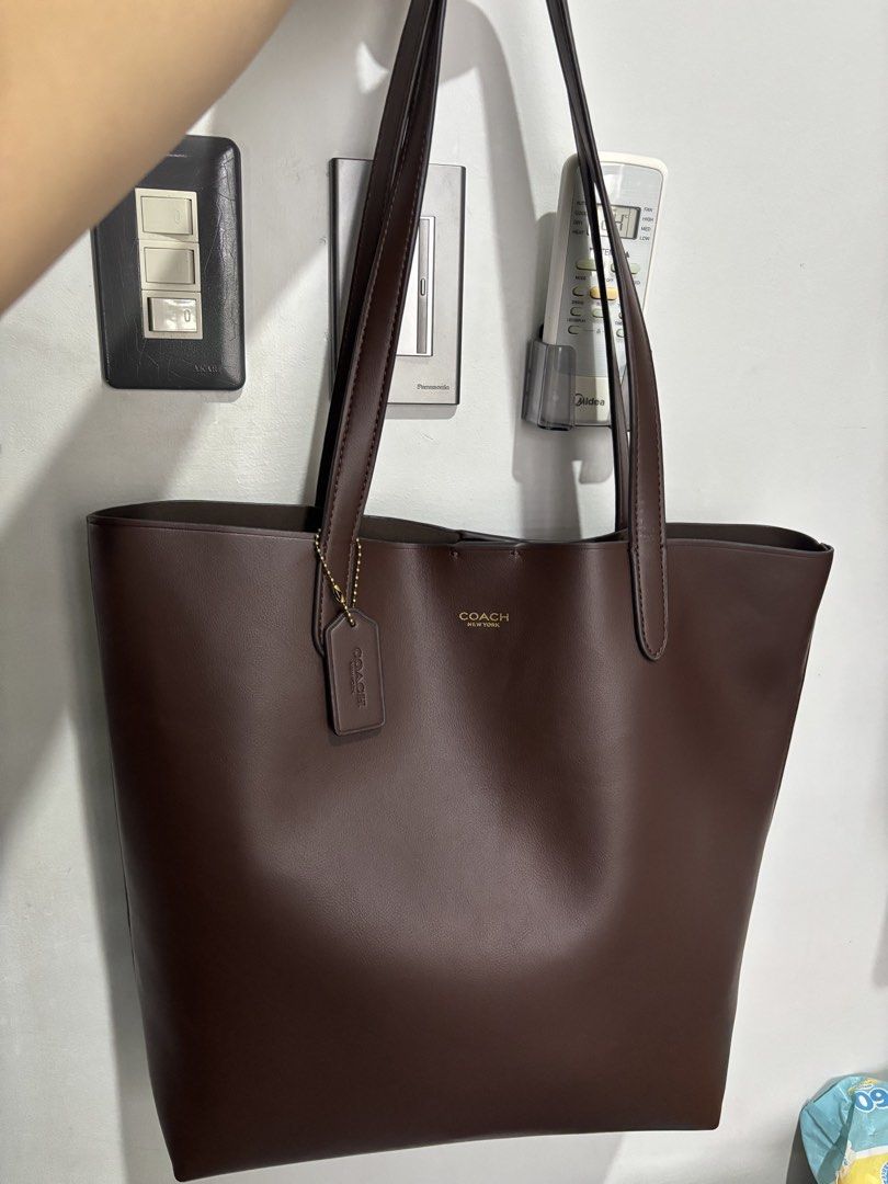 c.o.ach Brown Tote Bag (Category: Luxury Bags & Wallets) located in San Pedro. Submitted by ReLoveAtfirstSight (Listing ID 1459308595, Image 1). Description: - Classic coach brown tote- n ot OG - Spacious interior with a pocket - Comfortable straps for easy carrying - Includes hang tag - Ideal for everyday use or travel Last price already plus SF.