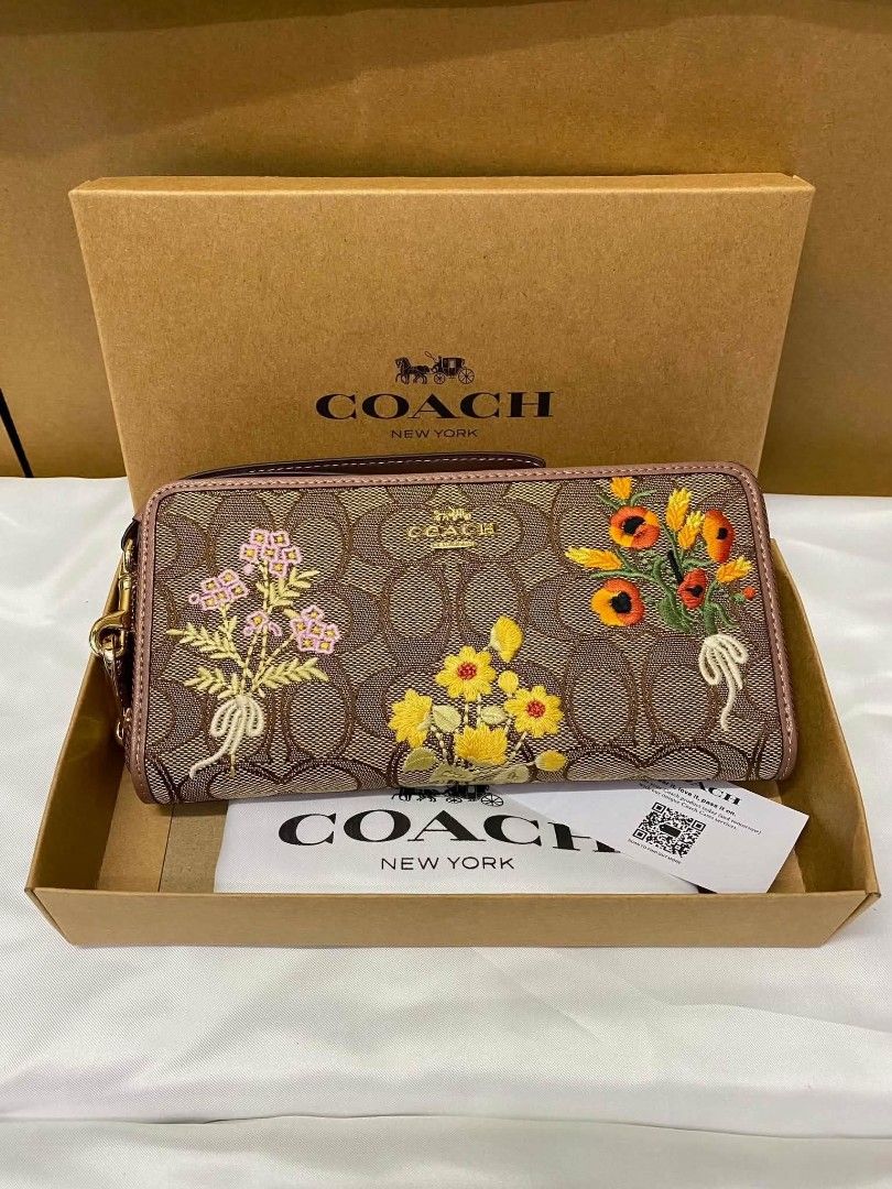 Coach Long Wallet (Category: Wallets & Card holders) located in Manila. Submitted by msddirectfactoryoutlet (Listing ID 1459390032, Image 1). Description: US Grade 100%.