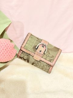 (Category: ) located in . Submitted by chicpickcloset_ (Listing ID 1459424879, Image 1). Description: .