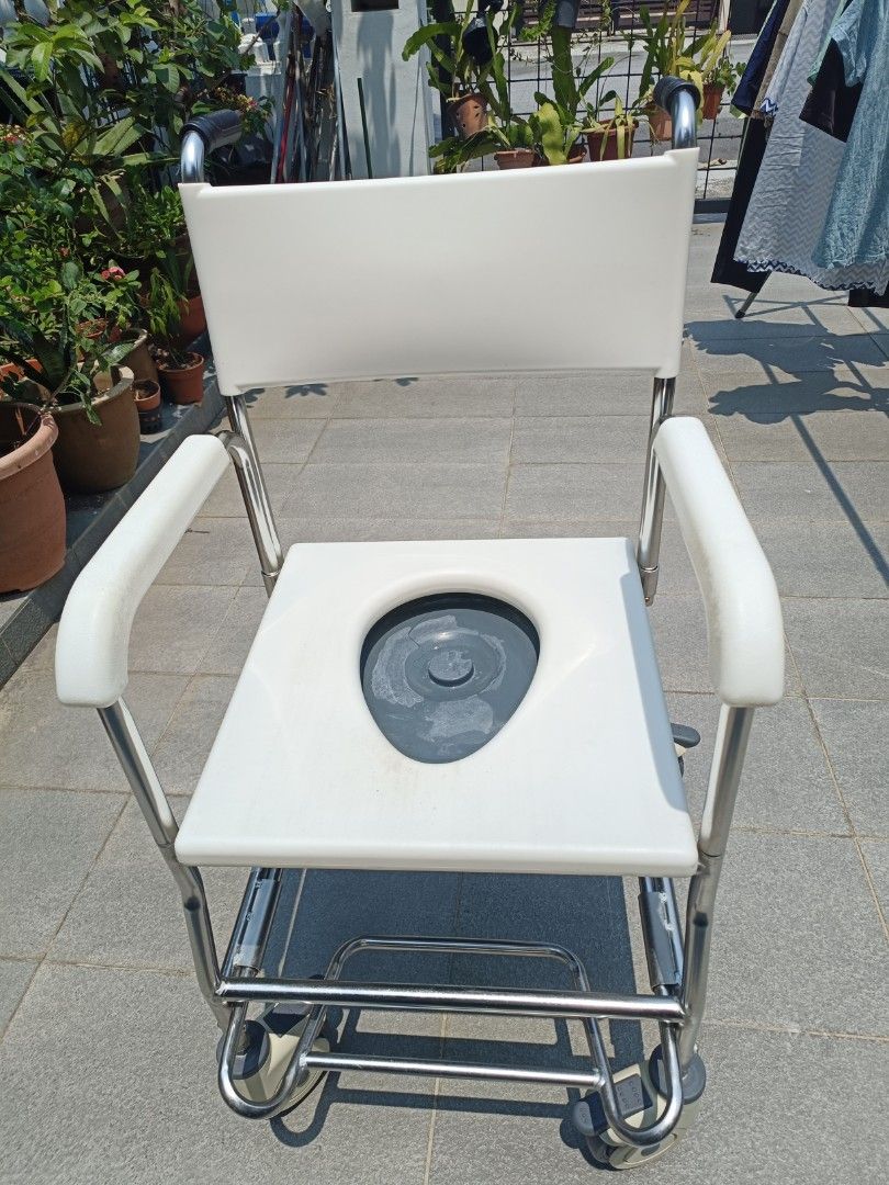 Commode (Category: Adult Incontinence) located in Singapore. Submitted by dialysis_uncle (Listing ID 1459337159, Image 3). Description: comes with lockable castor wheels and a bucket to contain feaces..