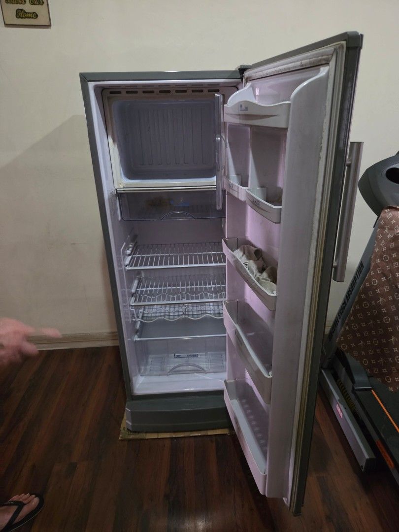 Condura Ref 7.7 cubic (Category: Refrigerators and Freezers) located in Manila. Submitted by vastlion_cbbc9b (Listing ID 1459335471, Image 2). Description: Physical Dimensions & CapacityGross Capacity: 7.7 cubic feet (218 Liters)Net Storage Volume: 7.1 cubic feet (201 Liters)Dimensions (HxWxD): 1445 mm x 540 mm x 580 mm (approx. 56.9 x 21.3 x 22.8 inches)⚡ Power & PerformanceDefrost System: Semi-Automatic Defrost (features a one-touch defrost but