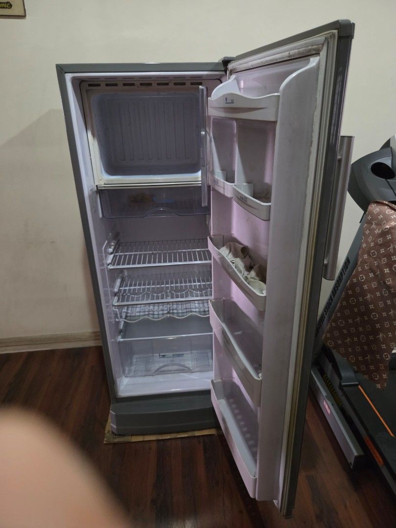 Condura Ref 7.7 cubic (Category: Refrigerators and Freezers) located in Manila. Submitted by vastlion_cbbc9b (Listing ID 1459335471, Image 3). Description: Physical Dimensions & CapacityGross Capacity: 7.7 cubic feet (218 Liters)Net Storage Volume: 7.1 cubic feet (201 Liters)Dimensions (HxWxD): 1445 mm x 540 mm x 580 mm (approx. 56.9 x 21.3 x 22.8 inches)⚡ Power & PerformanceDefrost System: Semi-Automatic Defrost (features a one-touch defrost but