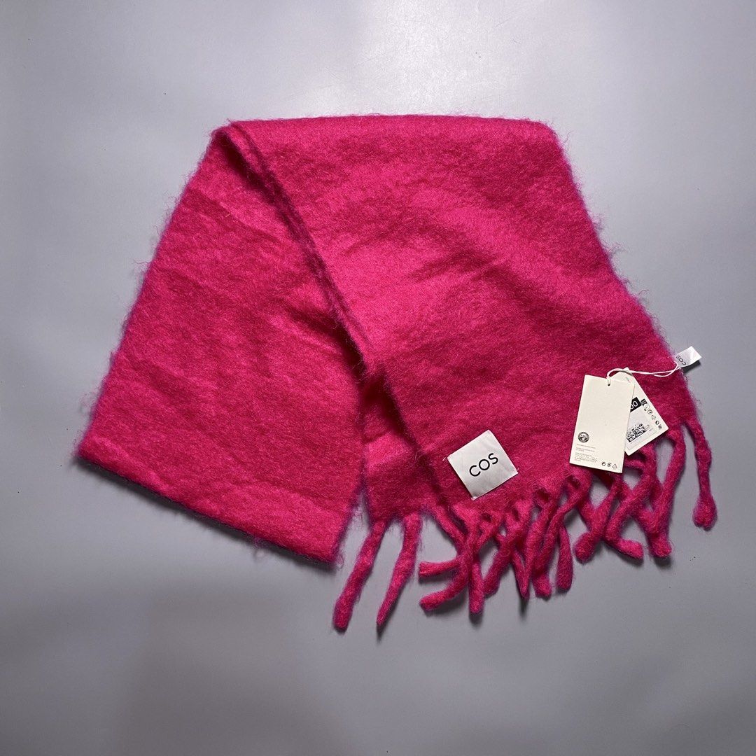 COS Oversized Fringed Scarf (Category: Scarves) located in Bacolod City. Submitted by quiarakazelxx (Listing ID 1459421565, Image 2). Description: Material: Wool Flaws: None •like new (with hangtags) •Comes with COS Signature design featuring with fuzzy texture and soft fringe. Pm for more details📩.