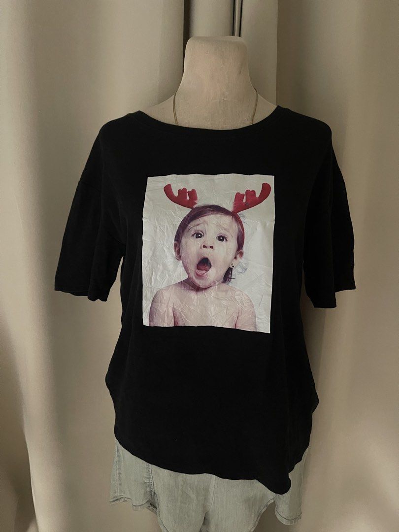 cotton knit cute baby (Category: Shirts) located in Cainta. Submitted by zlove111 (Listing ID 1459304151, Image 1). Description: - Black t-shirt - Features a funny graphic of a baby wearing reindeer antlers on the front - Short sleeves - Crew neck - quirky, casual outfit med -xl .