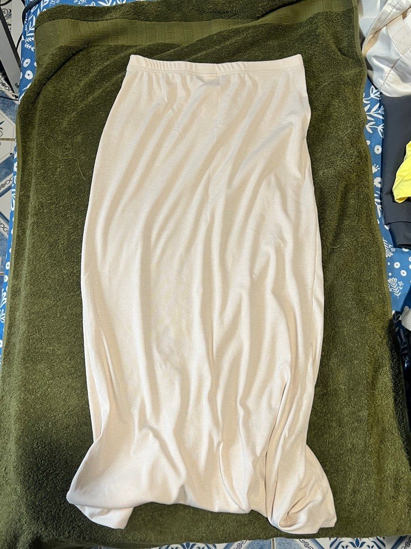 Cream Colored Top (Category: Sleeveless) located in Valenzuela. Submitted by ally.declutter (Listing ID 1459329311, Image 1). Description: - Cream colored top - Stretchy material for a comfortable fit - Versatile: great for layering or wearing on its own.