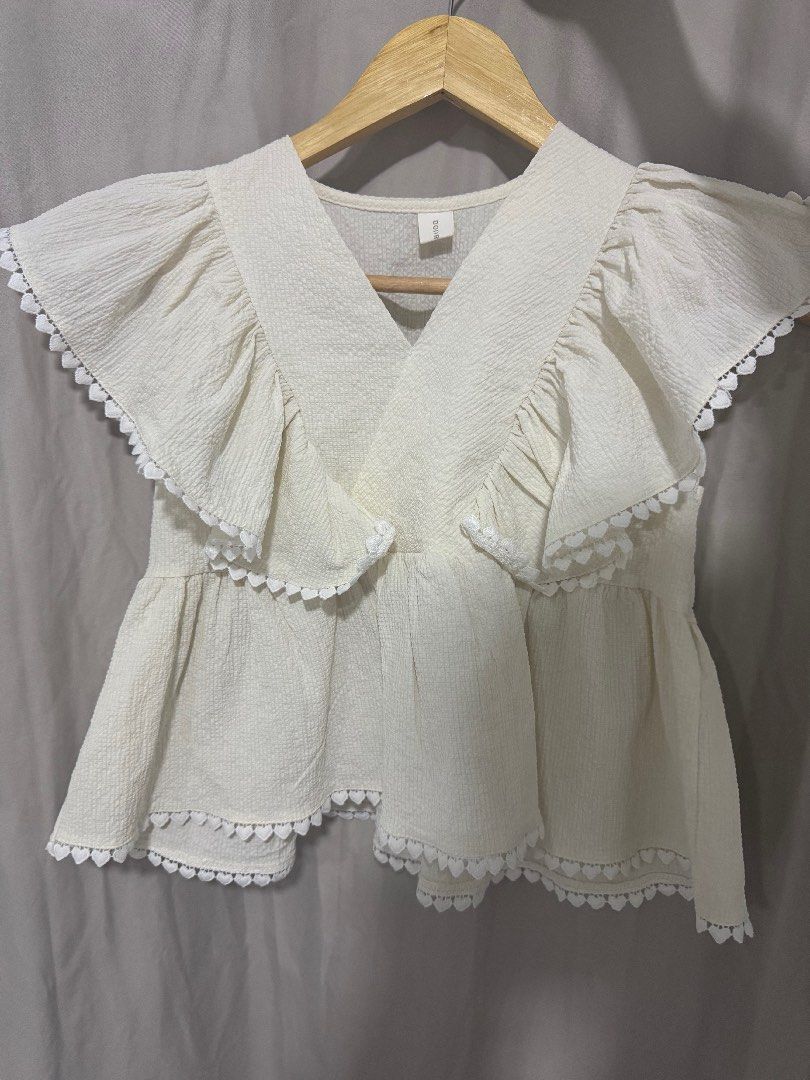 Cute top blouse (Category: Blouses) located in Quezon City. Submitted by prelovedsaleitems (Listing ID 1459294826, Image 1). Description: .