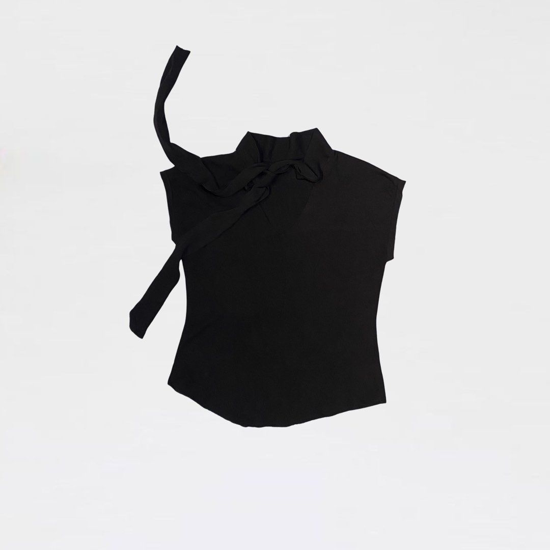 dark gray tie top (Category: Others Tops) located in Tarlac. Submitted by jelugh (Listing ID 1459213536, Image 1). Description: super ganda i kinda want to keep it na lang 😣 size small-semi medium medj loose for xs i think.