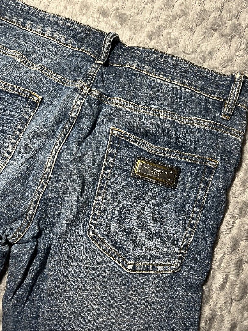 Dolce & Gabbana Distressed Denim Jeans (Category: Jeans) located in Cagayan de Oro. Submitted by smoothstyle (Listing ID 1459333708, Image 2). Description: Dolce & Gabbana Distressed Denim Jeans Excellent condition 9.5/10 color rate Waistline: 33-34 Length: 41 inches leg Opening: 7 inches Need wash.
