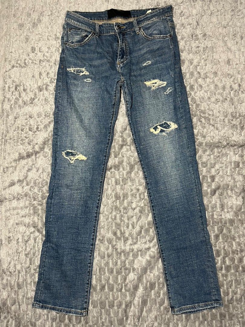 Dolce & Gabbana Distressed Denim Jeans (Category: Jeans) located in Cagayan de Oro. Submitted by smoothstyle (Listing ID 1459333708, Image 3). Description: Dolce & Gabbana Distressed Denim Jeans Excellent condition 9.5/10 color rate Waistline: 33-34 Length: 41 inches leg Opening: 7 inches Need wash.