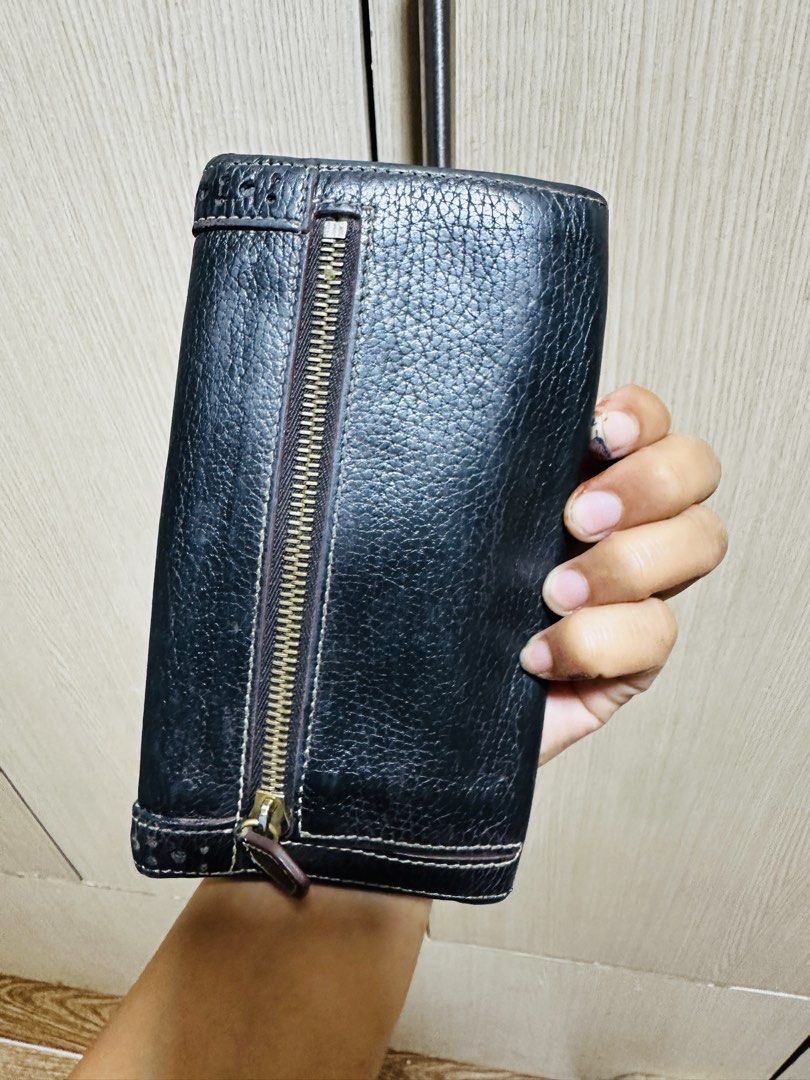 Dooney & Bourke Vintage trifold Wallet (Category: Wallets & Card holders) located in Tarlac. Submitted by mfm_collections (Listing ID 1459304461, Image 3). Description: .