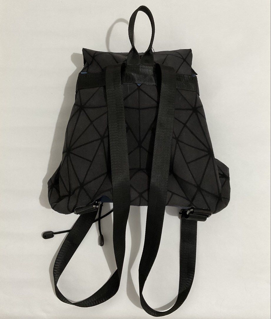 Emilio Pepe Italy Geometrical Pattern Drawstrings Back Pack (Reuse Purposes) (Category: Backpacks) located in Caloocan City. Submitted by de_clothur (Listing ID 1459313862, Image 2). Description: flaw: originally electric blue color, the shapes are peeling so i peeled everything off except other are still stitched.