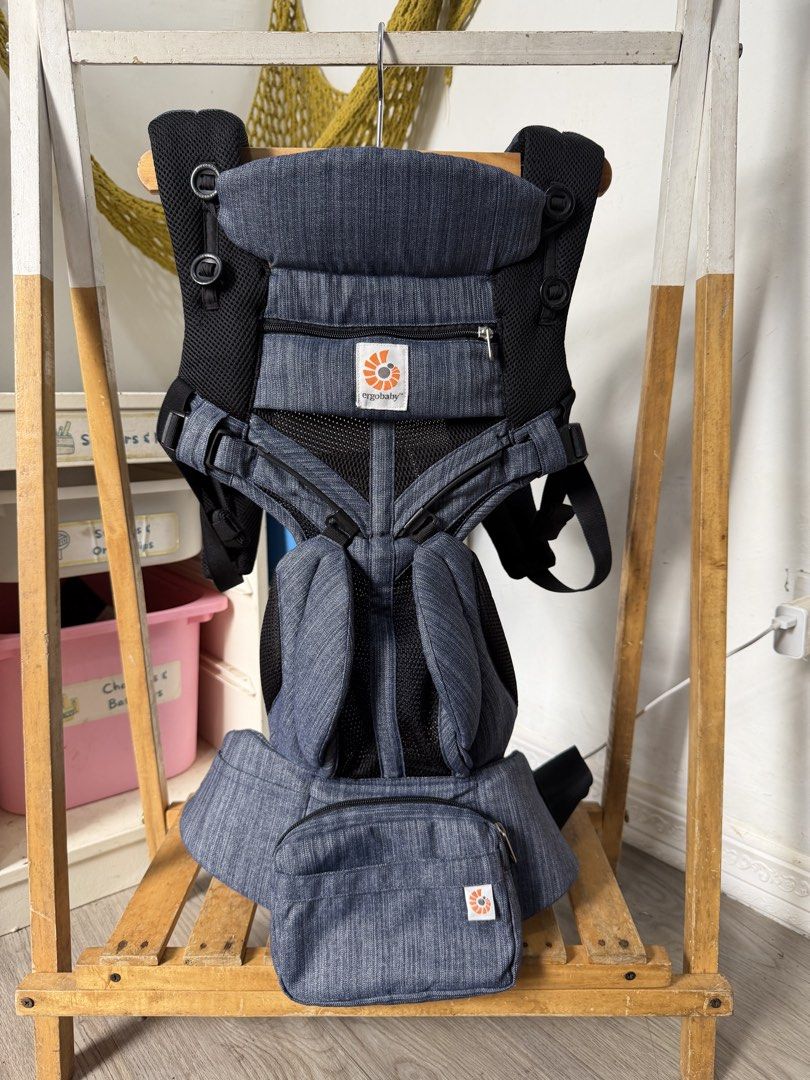 Ergobaby Omni 360 with ergobaby pouch (Category: Carriers & Slings) located in Santa Maria. Submitted by babyshowearph_official (Listing ID 1459383882, Image 2). Description: .