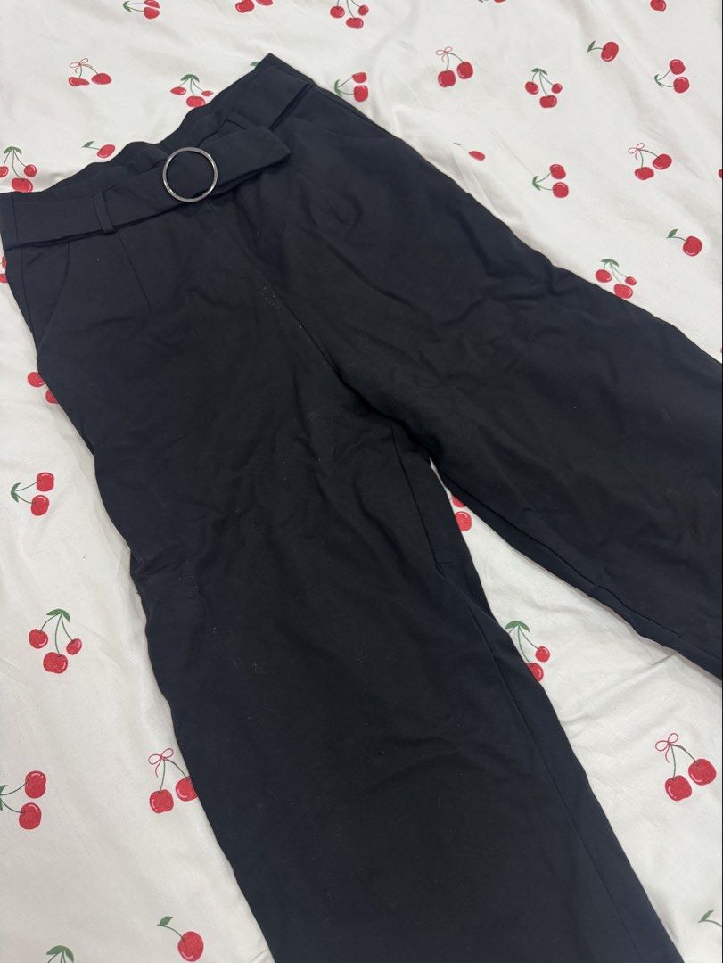 Ethan Block Black Pants (Category: Jeans) located in Bay. Submitted by kyliesshh (Listing ID 1459417218, Image 2). Description: Waist : 28 Length : 33 ❗️All items are in good condition. Color in photos may vary due to lighting..