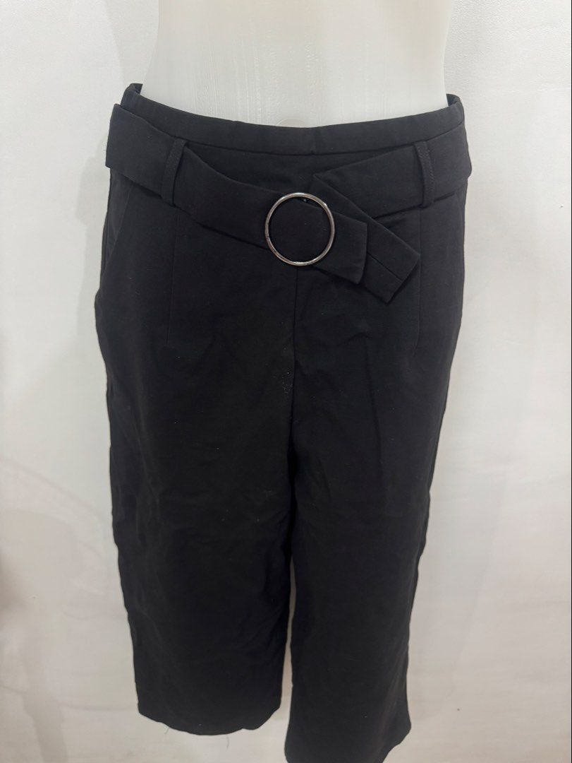Ethan Block Black Pants (Category: Jeans) located in Bay. Submitted by kyliesshh (Listing ID 1459417218, Image 3). Description: Waist : 28 Length : 33 ❗️All items are in good condition. Color in photos may vary due to lighting..