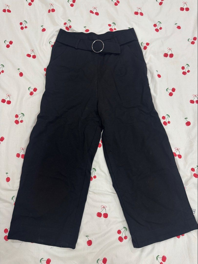 Ethan Block Black Pants (Category: Jeans) located in Bay. Submitted by kyliesshh (Listing ID 1459417218, Image 1). Description: Waist : 28 Length : 33 ❗️All items are in good condition. Color in photos may vary due to lighting..