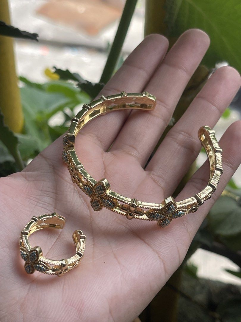 FOR SALE CLOVER SPARKLY CUFF (Category: Luxury Accessories) located in Makati City. Submitted by xai_g18 (Listing ID 1459312195, Image 2). Description: FOR SALE CLOVER SPARKLY CUFF BANGLE AND RING BRAND NEW ADJUSTABLE STAINLESS BOTH FOR ONLY ₱1000.
