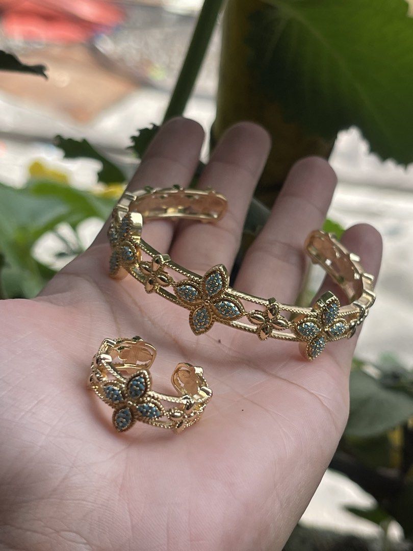 FOR SALE CLOVER SPARKLY CUFF (Category: Luxury Accessories) located in Makati City. Submitted by xai_g18 (Listing ID 1459312195, Image 3). Description: FOR SALE CLOVER SPARKLY CUFF BANGLE AND RING BRAND NEW ADJUSTABLE STAINLESS BOTH FOR ONLY ₱1000.