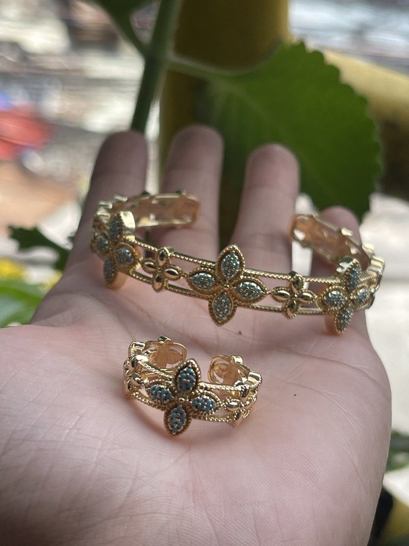 FOR SALE CLOVER SPARKLY CUFF (Category: Luxury Accessories) located in Makati City. Submitted by xai_g18 (Listing ID 1459312195, Image 1). Description: FOR SALE CLOVER SPARKLY CUFF BANGLE AND RING BRAND NEW ADJUSTABLE STAINLESS BOTH FOR ONLY ₱1000.