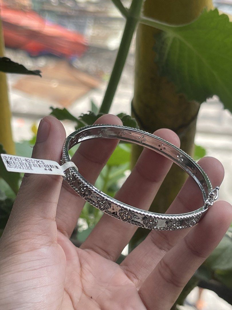 FOR SALE VCA BANGLE (Category: Luxury Accessories) located in Makati City. Submitted by xai_g18 (Listing ID 1459312463, Image 3). Description: FOR SALE VCA BANGLE STAINLESS .