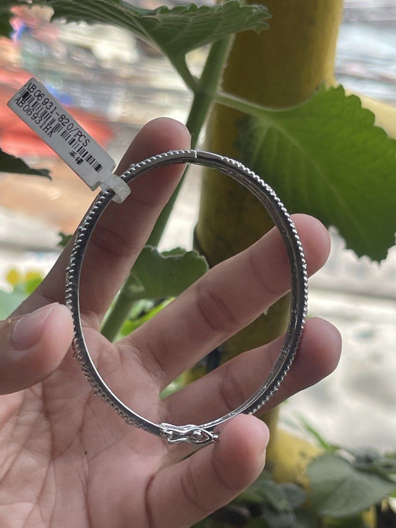 FOR SALE VCA BANGLE (Category: Luxury Accessories) located in Makati City. Submitted by xai_g18 (Listing ID 1459312463, Image 2). Description: FOR SALE VCA BANGLE STAINLESS .