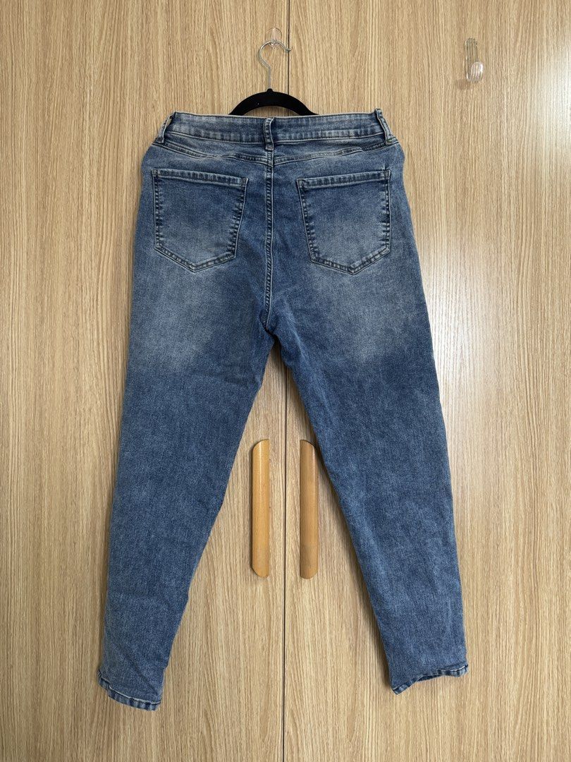 Forever 21 Blue Denim Jeans Size 29 (Category: Jeans) located in Cebu City. Submitted by everythingmustgosupersale (Listing ID 1459446173, Image 3). Description: - Forever 21 blue wash denim jeans - High-waisted style - Straight leg fit - Button and zip closure - Two back pockets - Ideal for casual wear.