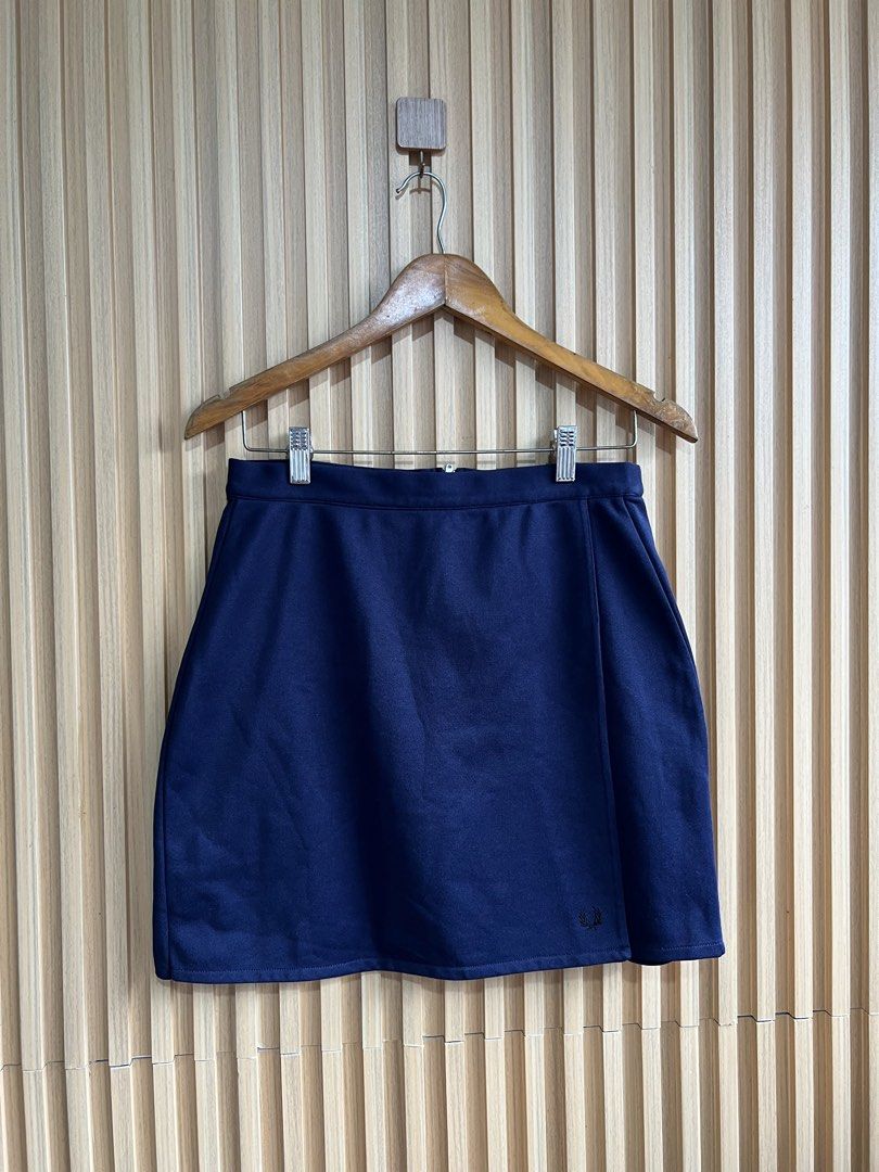 Fred Perry Navy Blue Skirt Size UK 12 (Category: Skirts) located in Lipa City. Submitted by thyra06 (Listing ID 1459413621, Image 2). Description: - Navy blue Fred Perry skirt - Features classic embroidered laurel wreath logo on hem - Comfortable and stylish - Ideal for casual wear or a sporty look - Made in Portugal.
