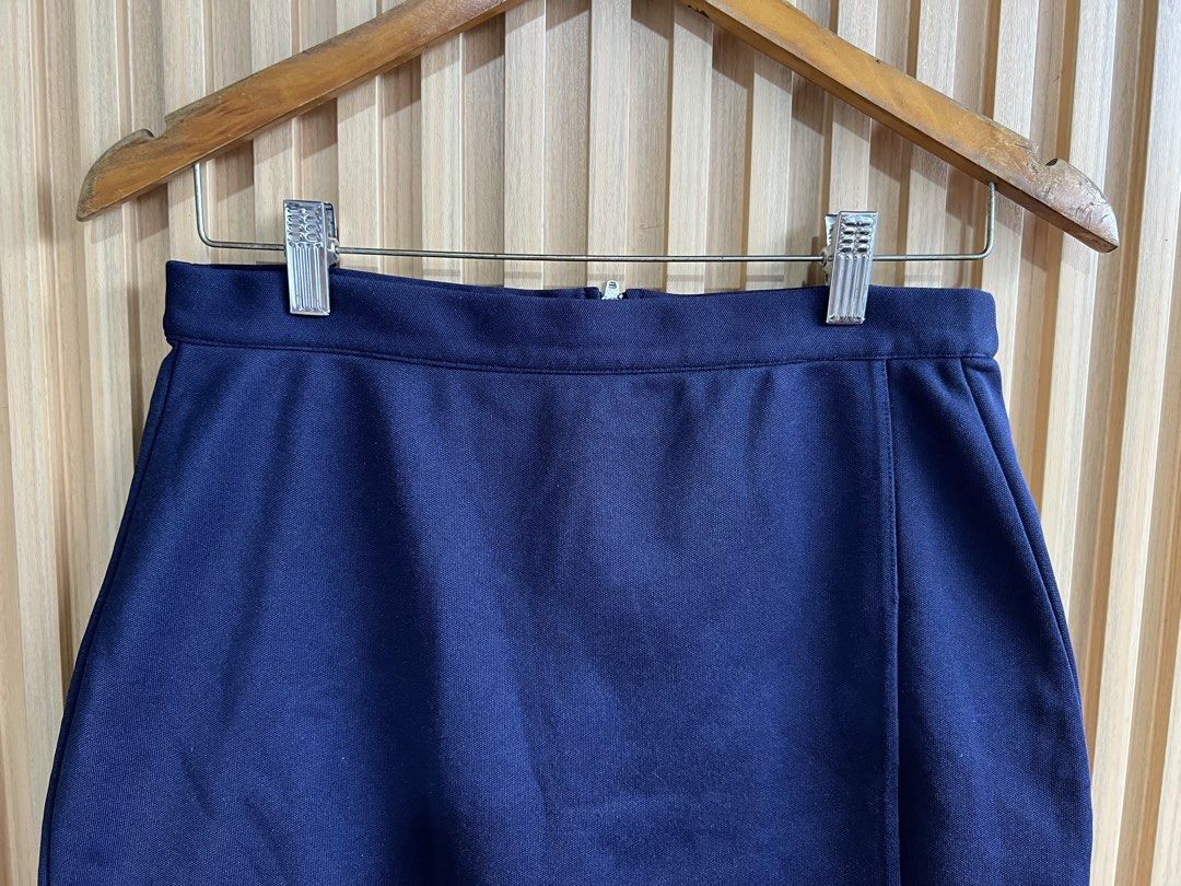 Fred Perry Navy Blue Skirt Size UK 12 (Category: Skirts) located in Lipa City. Submitted by thyra06 (Listing ID 1459413621, Image 3). Description: - Navy blue Fred Perry skirt - Features classic embroidered laurel wreath logo on hem - Comfortable and stylish - Ideal for casual wear or a sporty look - Made in Portugal.