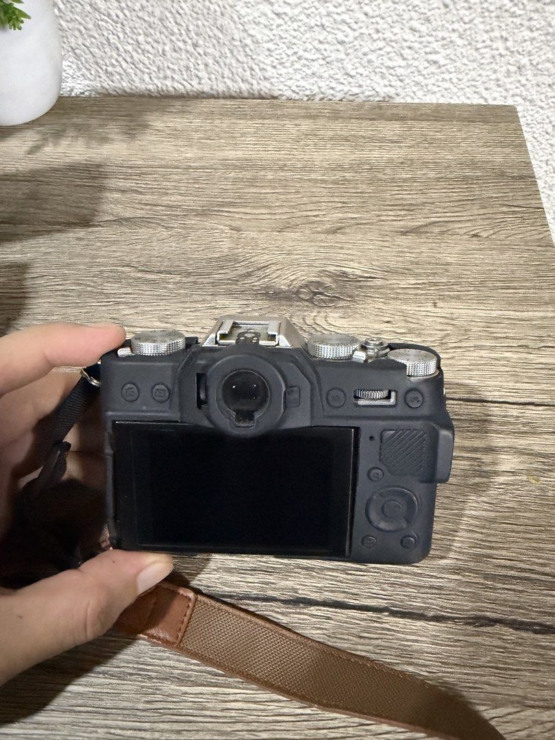 Fujifilm X-T20 Mirrorless Digital Camera with Case (Category: Cameras) located in Quezon City. Submitted by jasongos (Listing ID 1459451426, Image 3). Description: Selling our Fujifilm X-T20. 📷 This was bought a few years before the pandemic and hasn’t really been used much since. My sister eventually switched to a Ricoh point-and-shoot, while I moved on to a Fujifilm X-E3, so this camera has mostly just been kept in storage and we’ve decided to