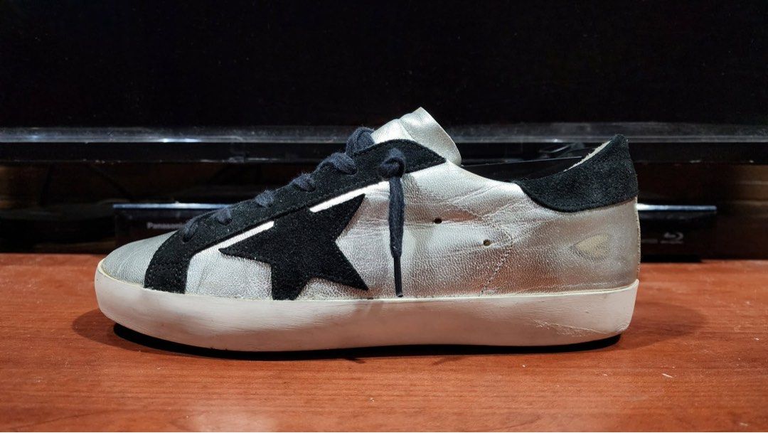 GGDB Golden Goose Super-Star (Category: Sneakers) located in Bacolod City. Submitted by kakadoodledoo (Listing ID 1459411233, Image 2). Description: GGDB Golden Goose Super-Star Size: 36euro Price: P4500 ✅Free Ship These Super-Star sneakers are crafted with a silver-tone leather upper and feature contrasting black leather inserts. •Goatskin leather and cowhide leather •Cowhide leather and cotton lining •rubber sole •Silver-tone leather upper •Bla