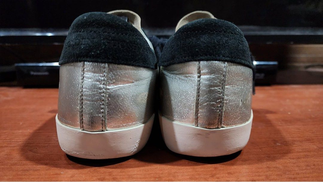 GGDB Golden Goose Super-Star (Category: Sneakers) located in Bacolod City. Submitted by kakadoodledoo (Listing ID 1459411233, Image 3). Description: GGDB Golden Goose Super-Star Size: 36euro Price: P4500 ✅Free Ship These Super-Star sneakers are crafted with a silver-tone leather upper and feature contrasting black leather inserts. •Goatskin leather and cowhide leather •Cowhide leather and cotton lining •rubber sole •Silver-tone leather upper •Bla