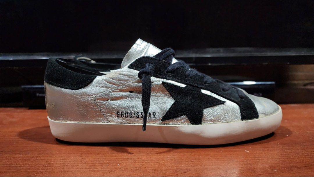 GGDB Golden Goose Super-Star (Category: Sneakers) located in Bacolod City. Submitted by kakadoodledoo (Listing ID 1459411233, Image 1). Description: GGDB Golden Goose Super-Star Size: 36euro Price: P4500 ✅Free Ship These Super-Star sneakers are crafted with a silver-tone leather upper and feature contrasting black leather inserts. •Goatskin leather and cowhide leather •Cowhide leather and cotton lining •rubber sole •Silver-tone leather upper •Bla