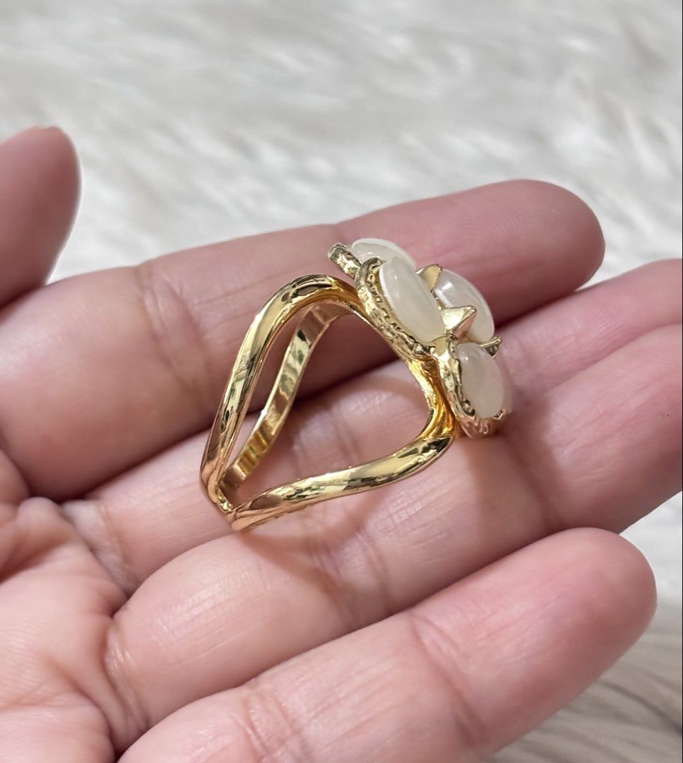 Gold-toned statement ring (Category: Rings) located in Paranaque City. Submitted by dalle_closet (Listing ID 1459349592, Image 3). Description: like new pa size: 11.