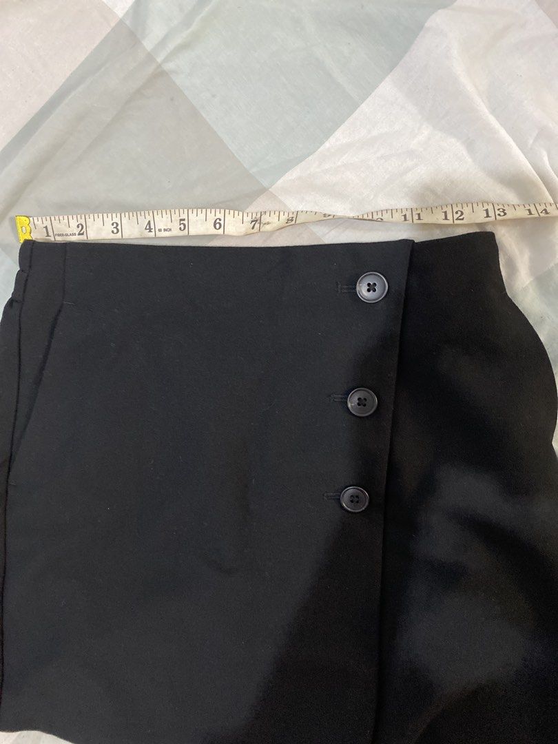GU WOMAN MEDIUM SKIRT (Category: Skirts) located in Quezon City. Submitted by pinkylivar (Listing ID 1459328873, Image 3). Description: Size - Medium Color- black Issue- None, like new.