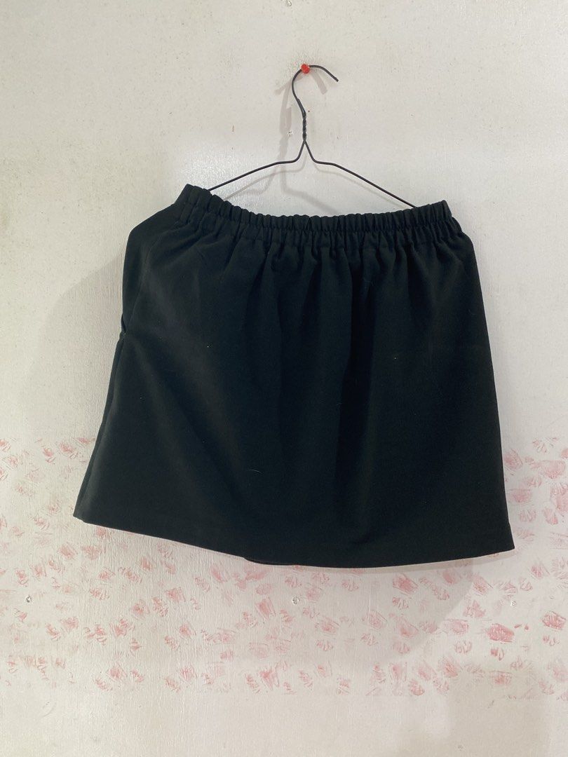 GU WOMAN MEDIUM SKIRT (Category: Skirts) located in Quezon City. Submitted by pinkylivar (Listing ID 1459328873, Image 2). Description: Size - Medium Color- black Issue- None, like new.
