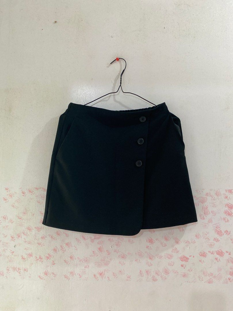 GU WOMAN MEDIUM SKIRT (Category: Skirts) located in Quezon City. Submitted by pinkylivar (Listing ID 1459328873, Image 1). Description: Size - Medium Color- black Issue- None, like new.