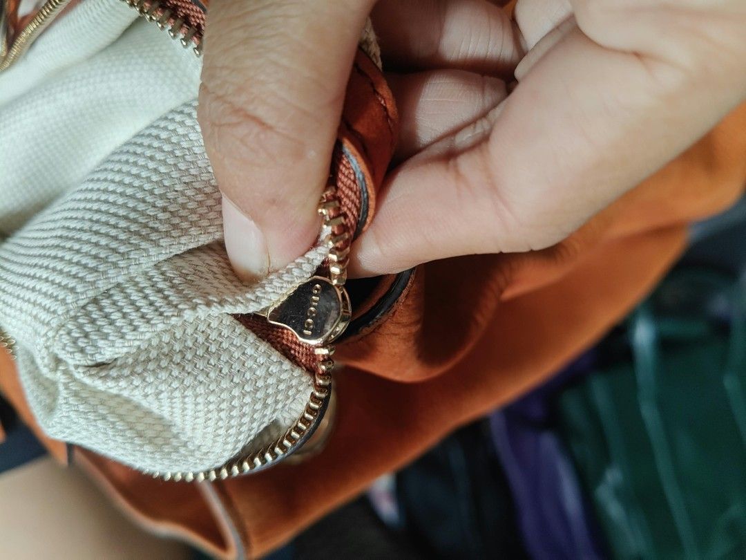 Gucci Soho Chain Shoulder Bag (Category: Luxury Bags & Wallets) located in Davao. Submitted by skankinpotato101 (Listing ID 1459359090, Image 3). Description: Imported Bag from Korea and Japan.