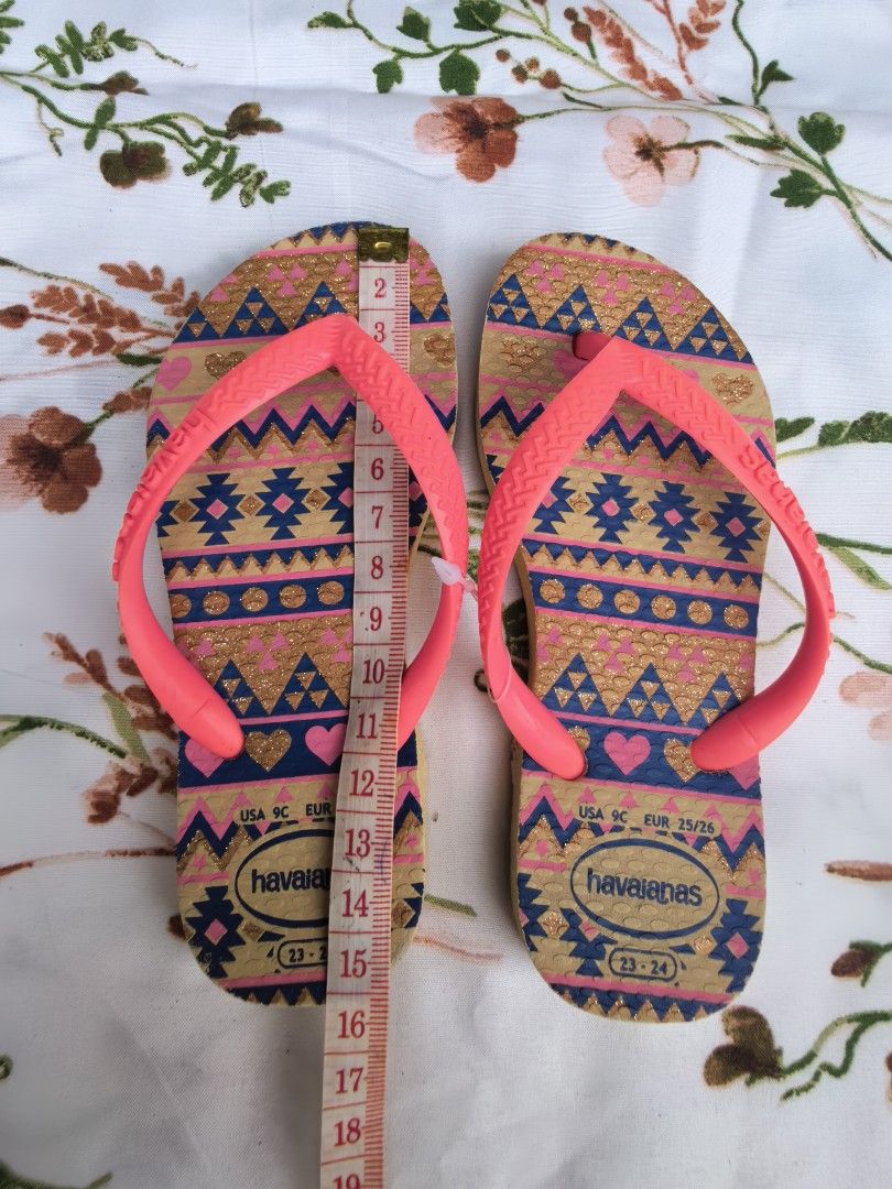 Havaianas Flip Flops Size 9C/25-26 (Category: Slippers and slides) located in Roxas City. Submitted by tabet (Listing ID 1459418457, Image 2). Description: - Cute Havaianas flip flops for kids - Fun Aztec-inspired pattern with gold glitter accents - Bright pink straps - Size 9C (fits EU 25-26) - Ideal for beach, pool, or everyday wear.